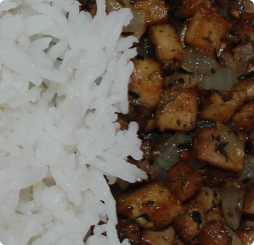 Gebratene Tofuwürfel mit Reis