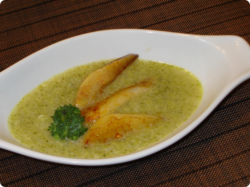 Broccoli-Suppe mit glasierten Birnen