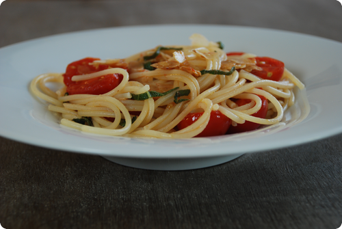 Spaghetti mit Mandeln und Tomaten