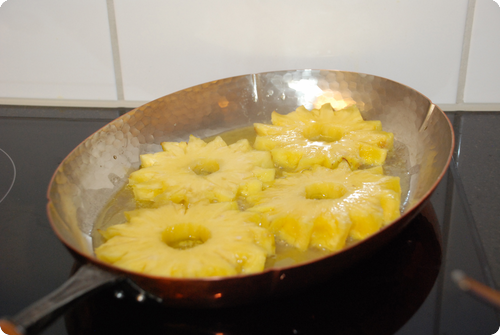 Flambierte Ananas - Chuchitisch