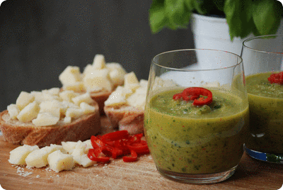 <a href="/recipes/231"><img alt="Titelsschrift" src="/system/rectitles/CAPS_Kalte.png?1279368395" /><img alt="Titelsschrift" src="/system/rectitles/Chili-Gurkensuppe.png?1279368395" /></a>