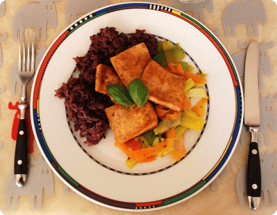 <a href="/recipes/45"><img alt="Titelsschrift" src="/system/rectitles/CAPS_Glasiertes.png?1261750186" /><img alt="Titelsschrift" src="/system/rectitles/Tofu.png?1261750186" /><img alt="Titelsschrift" src="/system/rectitles/mit.png?1261750185" /><img alt="Titelsschrift" src="/system/rectitles/Karotten-Lauch-Gemüse.png?1261750186" /><img alt="Titelsschrift" src="/system/rectitles/und.png?1261750185" /><img alt="Titelsschrift" src="/system/rectitles/lila.png?1261750186" /><img alt="Titelsschrift" src="/system/rectitles/Reis.png?1261750185" /></a>