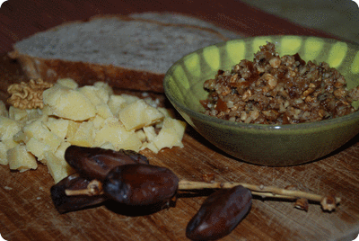 <a href="/recipes/291"><img alt="Titelsschrift" src="/system/rectitles/CAPS_Dattel-Baumnuss-Brotaufstrich.png?1293816706" /></a>