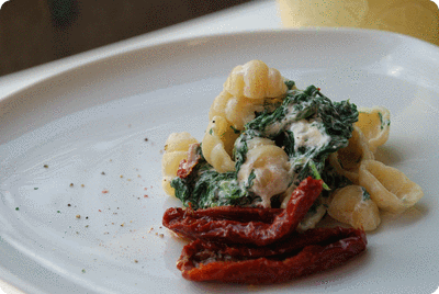 <a href="/recipes/56"><img alt="Titelsschrift" src="/system/rectitles/CAPS_Pasta.png?1261750186" /><img alt="Titelsschrift" src="/system/rectitles/mit.png?1261750185" /><img alt="Titelsschrift" src="/system/rectitles/Spinat.png?1261750186" /><img alt="Titelsschrift" src="/system/rectitles/und.png?1261750185" /><img alt="Titelsschrift" src="/system/rectitles/Frischkäse.png?1261750186" /></a>