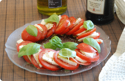 <a href="/recipes/336"><img alt="Titelsschrift" src="/system/rectitles/CAPS_Tomaten-Mozzarella-Salat.png?1307894306" /></a>