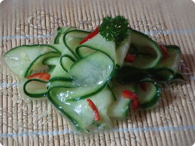 <a href="/recipes/344"><img alt="Titelsschrift" src="/system/rectitles/CAPS_Ingwer-Chili-Gurken-Salat.png?1309546216" /></a>