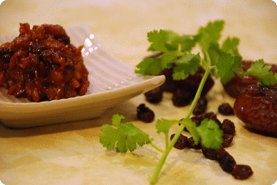 <a href="/recipes/382"><img alt="Titelsschrift" src="/system/rectitles/CAPS_Dattel-Chutney.png?1324503593" /></a>