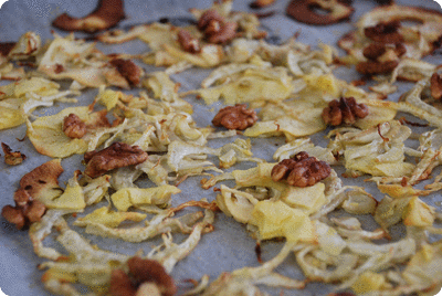 <a href="/recipes/399"><img alt="Titelsschrift" src="/system/rectitles/CAPS_Fenchel-Apfel-Nuss-Blech.png?1328476009" /></a>