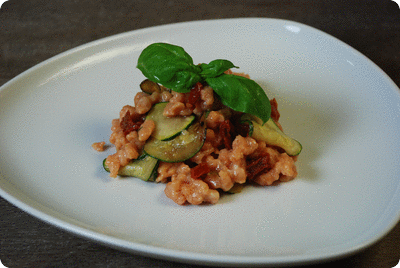 <a href="/recipes/423"><img alt="Titelsschrift" src="/system/rectitles/CAPS_Tomatenspätzle.png?1338836403" /><img alt="Titelsschrift" src="/system/rectitles/mit.png?1261750185" /><img alt="Titelsschrift" src="/system/rectitles/Zucchetti.png?1261750187" /></a>