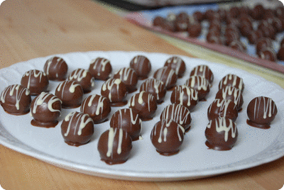 <a href="/recipes/458"><img alt="Titelsschrift" src="/system/rectitles/CAPS_Passionsfrucht-Pralinen.png?1356135222" /></a>