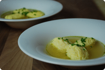 <a href="/recipes/474"><img alt="Titelsschrift" src="/system/rectitles/CAPS_Griessnockerl-Suppe.png?1357768160" /></a>