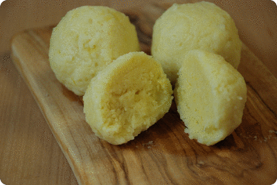 <a href="/recipes/475"><img alt="Titelsschrift" src="/system/rectitles/CAPS_Erdäpfelknödel.png?1359038899" /></a>
