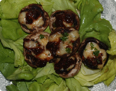 <a href="/recipes/83"><img alt="Titelsschrift" src="/system/rectitles/CAPS_Dörrtomaten-Mozzarella-Champignons.png?1261750187" /></a>