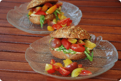 <a href="/recipes/523"><img alt="Titelsschrift" src="/system/rectitles/CAPS_Tomatenbrötchen.png?1378638216" /></a>