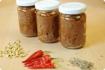 <a href="/recipes/559"><img alt="Titelsschrift" src="/system/rectitles/CAPS_Rote.png?1281772832" /><img alt="Titelsschrift" src="/system/rectitles/Thaicurrypaste.png?1388263897" /><img alt="Titelsschrift" src="/system/rectitles/(vegan).png?1388263897" /></a>