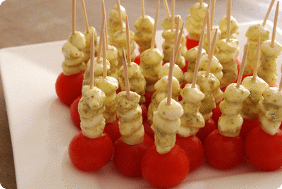 <a href="/recipes/598"><img alt="Titelsschrift" src="/system/rectitles/CAPS_Tomaten-Mozzarella-Snack.png?1403684831" /></a>