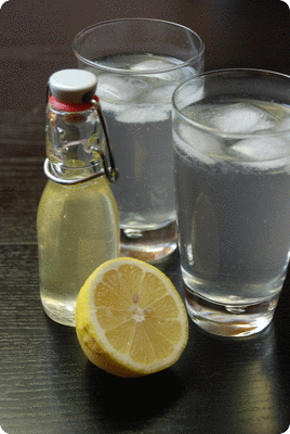 <a href="/recipes/620"><img alt="Titelsschrift" src="/system/rectitles/CAPS_Zitronensirup.png?1412341222" /></a>