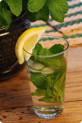 <a href="/recipes/678"><img alt="Titelsschrift" src="/system/rectitles/CAPS_Pfefferminzsirup.png?1437959703" /></a>