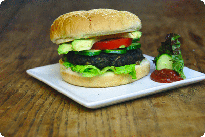 <a href="/recipes/733"><img alt="Titelsschrift" src="/system/rectitles/CAPS_Bohnenburger.png?1459741246" /></a>