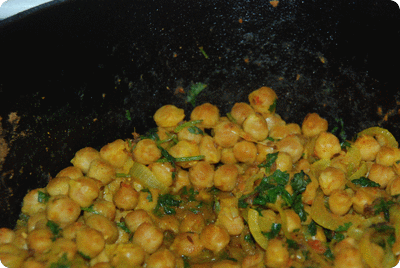 <a href="/recipes/766"><img alt="Titelsschrift" src="/system/rectitles/CAPS_Kichererbsen-Ghugni.png?1479244546" /></a>