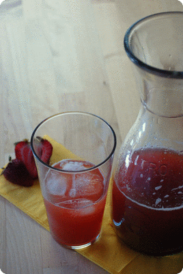 <a href="/recipes/787"><img alt="Titelsschrift" src="/system/rectitles/CAPS_Rhabarber-Erdbeer-Limonade.png?1495392495" /></a>